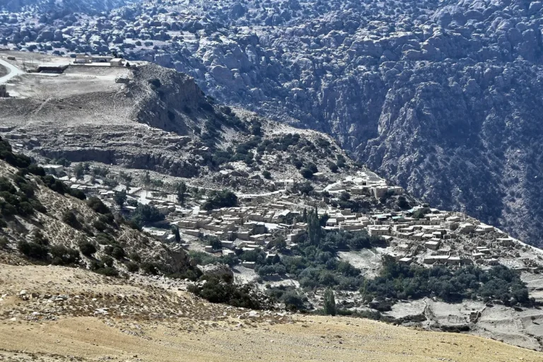 قرية ضانا ومشهد الجبال في محافظة الطفيلة، الأردن